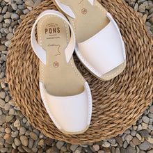 Cargar imagen en el visor de la galería, Albarca Pons Menorca