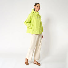 Cargar imagen en el visor de la galería, Gabardina TANTÄ SS25