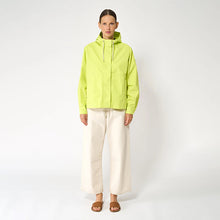 Cargar imagen en el visor de la galería, Gabardina TANTÄ SS25