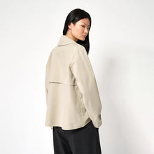 Cargar imagen en el visor de la galería, Gabardina TANTÄ SS25
