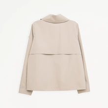 Cargar imagen en el visor de la galería, Gabardina TANTÄ SS25