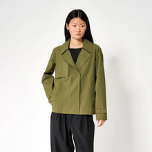 Cargar imagen en el visor de la galería, Gabardina TANTÄ SS25