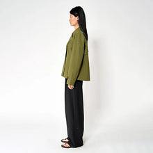 Cargar imagen en el visor de la galería, Gabardina TANTÄ SS25