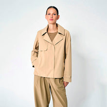 Cargar imagen en el visor de la galería, Gabardina TANTÄ SS25