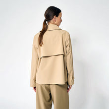 Cargar imagen en el visor de la galería, Gabardina TANTÄ SS25