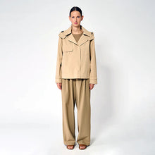 Cargar imagen en el visor de la galería, Gabardina TANTÄ SS25