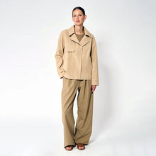 Cargar imagen en el visor de la galería, Gabardina TANTÄ SS25