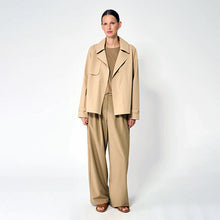 Cargar imagen en el visor de la galería, Gabardina TANTÄ SS25