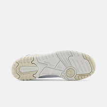 Cargar imagen en el visor de la galería, New Balance 550
