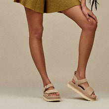 Cargar imagen en el visor de la galería, Sandalia UGG SS25
