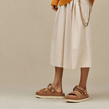 Cargar imagen en el visor de la galería, Sandalia UGG SS25
