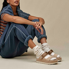 Cargar imagen en el visor de la galería, Sandalia UGG SS25
