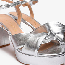 Cargar imagen en el visor de la galería, Sandalia Unisa SS25
