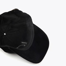 Cargar imagen en el visor de la galería, Gorra LC
